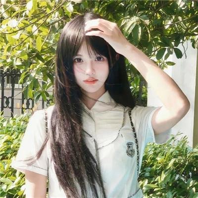 小鬼头上的女人